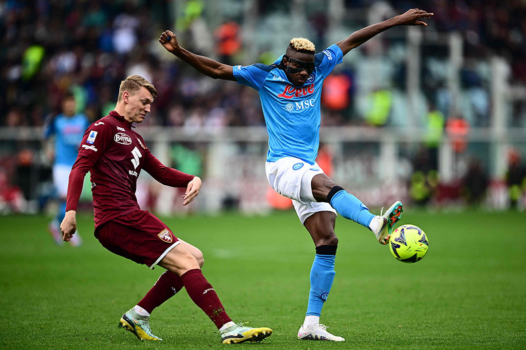 Victor Osimhen membuka keunggulan Napoli ketika pertandingan baru berjalan sembilan menit. Sepak pojok Piotr Zielinski di sayap kanan, disambut dengan tandukan Osimhen ke sudut bawah gawang Vanja Milinkovic-Savic. Skor menjadi 1-0.