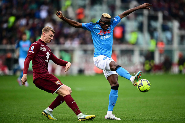 Victor Osimhen membuka keunggulan Napoli ketika pertandingan baru berjalan sembilan menit. Sepak pojok Piotr Zielinski di sayap kanan, disambut dengan tandukan Osimhen ke sudut bawah gawang Vanja Milinkovic-Savic. Skor menjadi 1-0.
