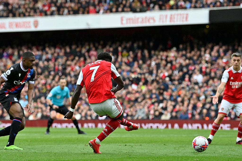 Saka berhasil menggandakan keunggulan Arsenal pada menit ke-43. Mendapatkan bola dari Ben White, dia menusuk ke kotak penalti dari sisi kanan sebelum melepaskan sepakan yang menjebol gawang Palace. Kedudukan menjadi 2-0.