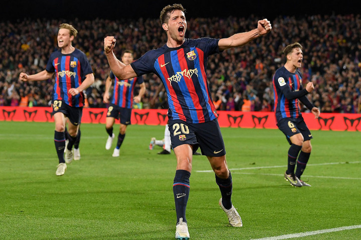 Barcelona akhirnya mampu menyamakan kedudukan pada menit ke-45. Tembakan Raphinha dihentikan barisan pertahanan Real Madrid, tetapi bola rebound langsung disambar Sergi Roberto untuk menjadi gol.