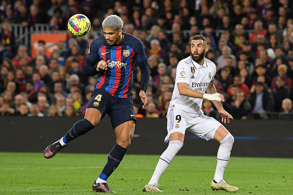 Real Madrid mencetak gol terlebih dahulu pada menit ke-9. Vinicius Junior menusuk di sisi kiri dan melepaskan umpan silang yang mengenai kepala Araujo sebelum masuk ke gawang Barcelona. Tim tamu unggul 1-0.