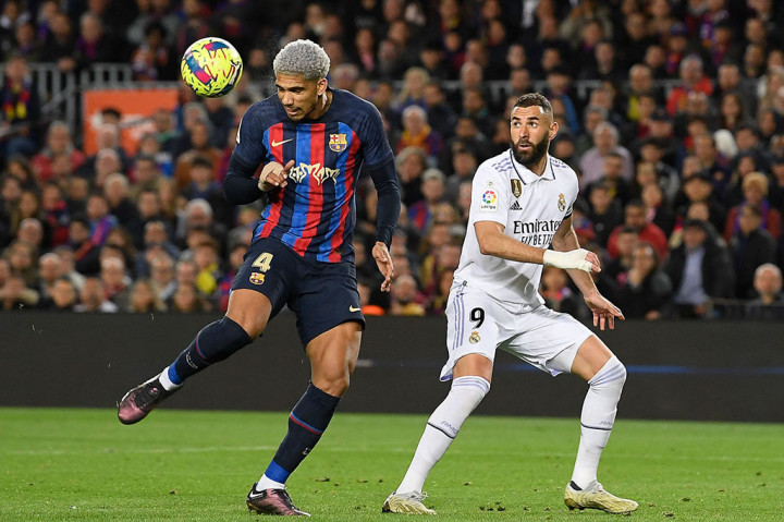 Real Madrid mencetak gol terlebih dahulu pada menit ke-9. Vinicius Junior menusuk di sisi kiri dan melepaskan umpan silang yang mengenai kepala Araujo sebelum masuk ke gawang Barcelona. Tim tamu unggul 1-0.