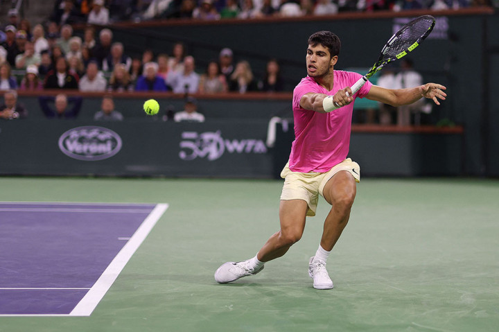 Carlos Alcaraz menyelesaikan dominasinya dalam perjalanan meraih gelar BNP Paribas Open Indian Wells perdananya, Senin 20 Maret 2023 WIB, dengan kemenangan 6-3, 6-2 atas Daniil Medvedev.
