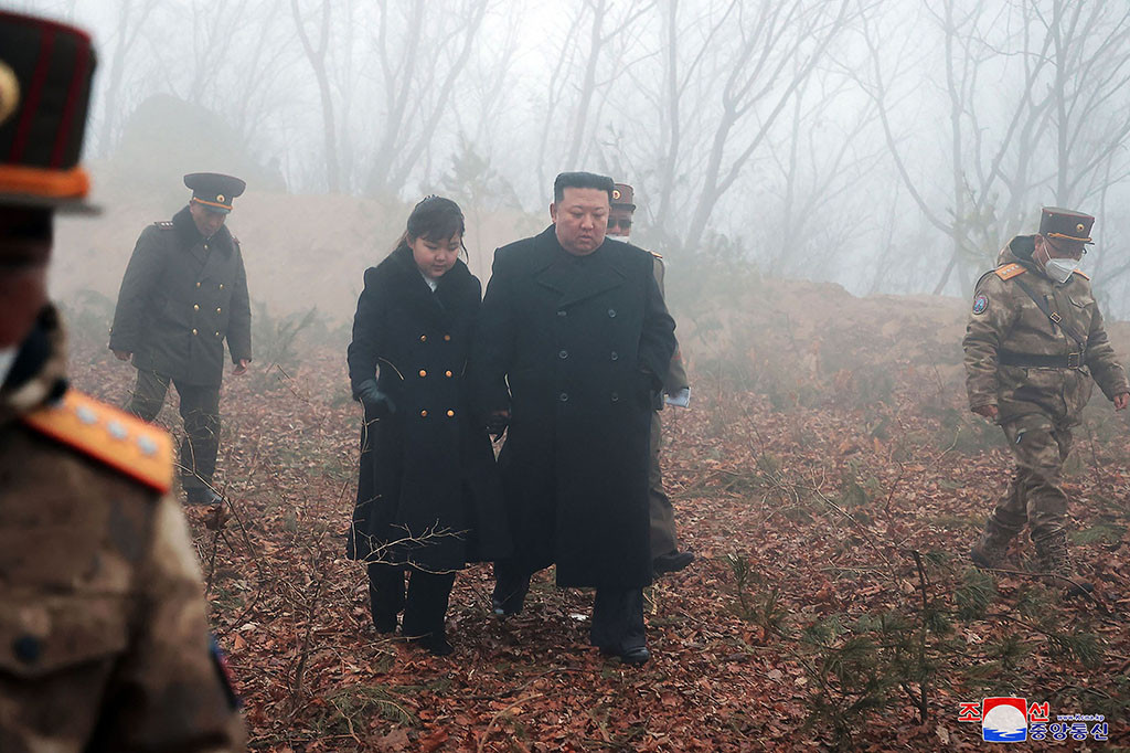 Pemimpin Korut Kim Jong Un memandu latihan yang digelar pada Sabtu, 18 Maret dan Minggu, 19 Maret itu, termasuk latihan peluncuran rudal balistik yang dirancang untuk memverifikasi pengoperasian perangkat kontrol ledakan nuklir dan detonator, menurut kantor berita pemerintah Korut, KCNA.