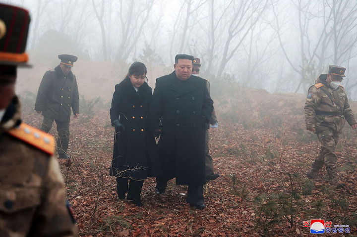 Pemimpin Korut Kim Jong Un memandu latihan yang digelar pada Sabtu, 18 Maret dan Minggu, 19 Maret itu, termasuk latihan peluncuran rudal balistik yang dirancang untuk memverifikasi pengoperasian perangkat kontrol ledakan nuklir dan detonator, menurut kantor berita pemerintah Korut, KCNA.