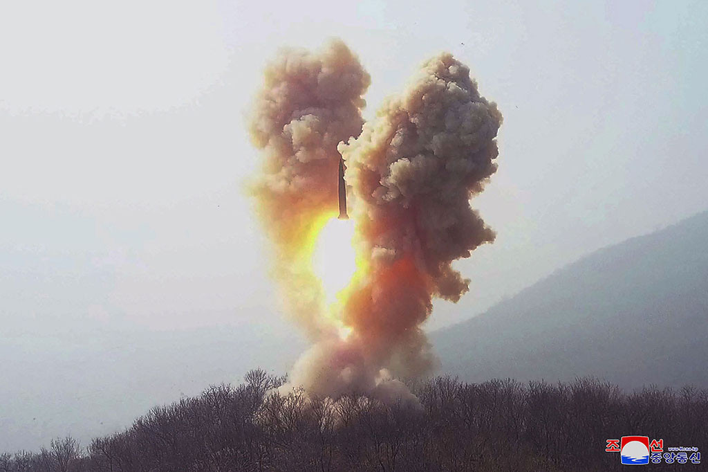 Latihan itu dilakukan saat Amerika Serikat (AS) dan Korea Selatan (Korsel) juga melakukan latihan militer tahunan gabungan mereka.