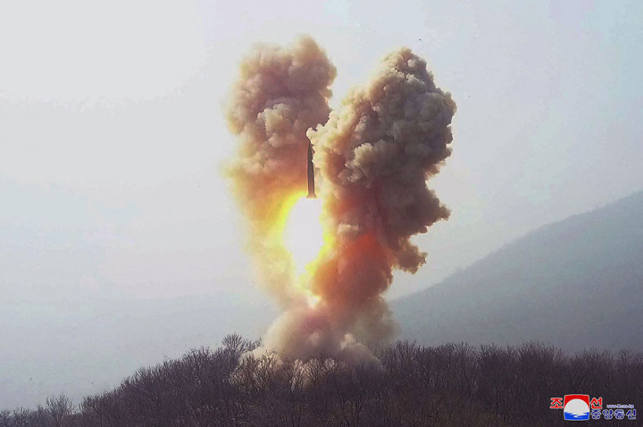 Latihan itu dilakukan saat Amerika Serikat (AS) dan Korea Selatan (Korsel) juga melakukan latihan militer tahunan gabungan mereka.