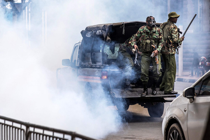 Polisi menggunakan gas air mata terhadap pengunjuk rasa yang berkumpul di sebuah lokasi dekat kantor pemerintah di jantung ibu kota Nairobi, tempat unjuk rasa besar dijadwalkan berlangsung, dan beberapa daerah lain di kota itu.