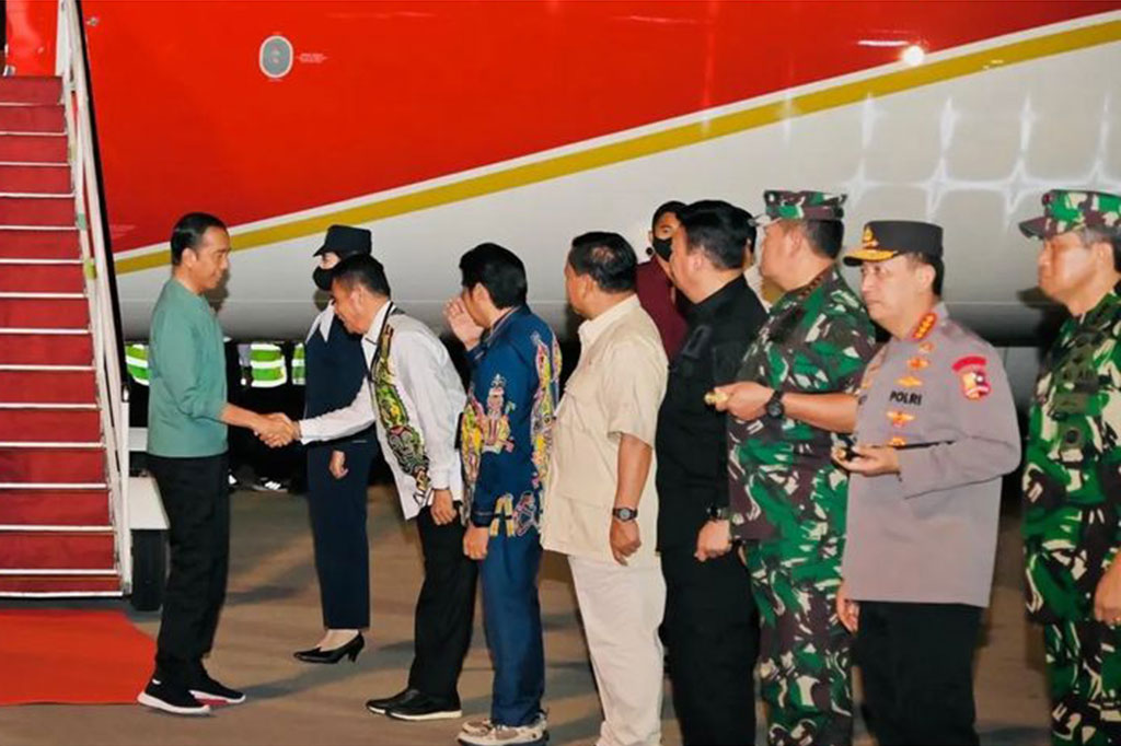 Jokowi disambut oleh Menteri Pertahanan Prabowo Subianto, Panglima TNI Laksamana Yudo Margono, Kapolri Jenderal Listyo Sigit Prabowo, Kepala BIN, Budi Gunawan, Plh Gubernur Papua Muhammad Ridwan Rumasukun, dan pejabat tinggi lainnya.