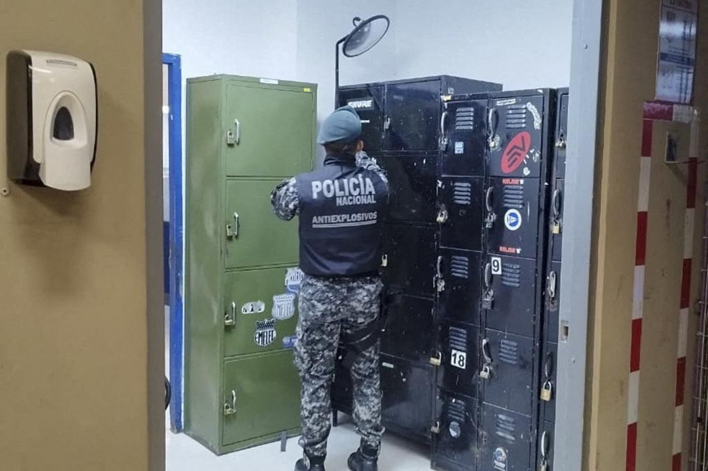 Menteri Dalam Negeri Juan Zapata mengatakan amplop-amplop itu dikirim dari Kota Quimsaloma, di provinsi pesisir Los Rios. Tiga dikirim ke Guayaquil di barat daya dan dua ke ibu kota Quito.