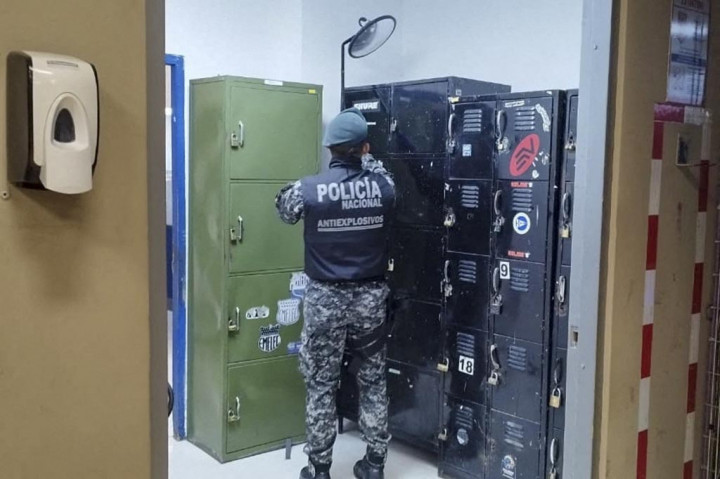 Menteri Dalam Negeri Juan Zapata mengatakan amplop-amplop itu dikirim dari Kota Quimsaloma, di provinsi pesisir Los Rios. Tiga dikirim ke Guayaquil di barat daya dan dua ke ibu kota Quito.