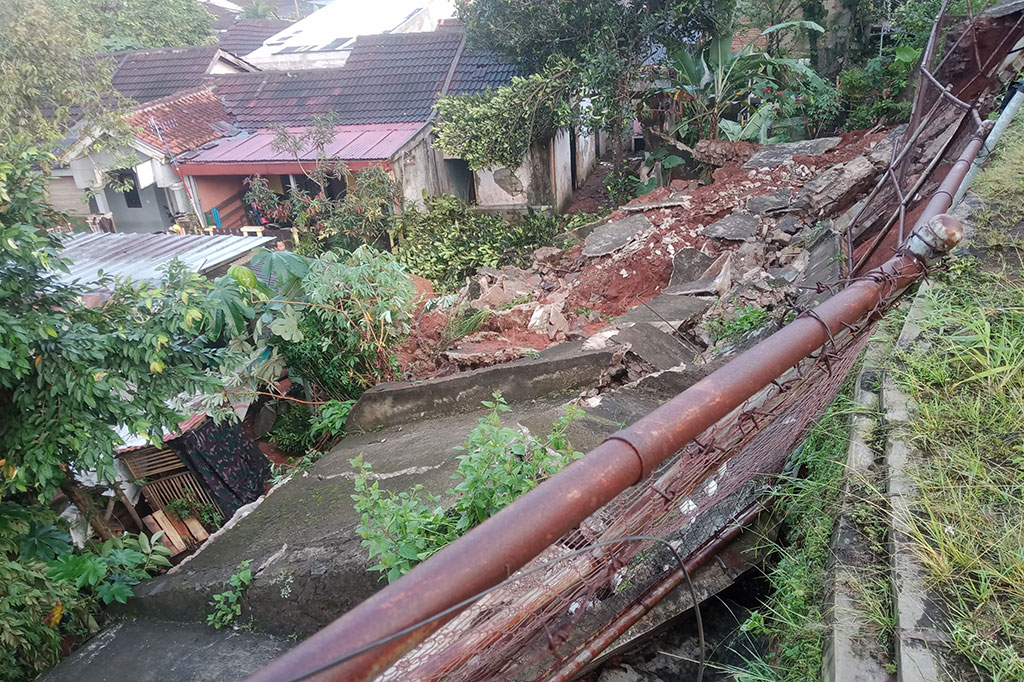 Hujan deras yang terjadi pada Senin, 20 Maret 2023 sore, mengakibatkan tembok penahan tanah (TPT) di Perumahan Nings Residence, Desa Kalisuren, Tajurhalang, Kabupaten Bogor, jebol.