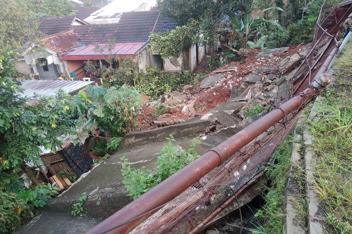 Hujan deras yang terjadi pada Senin, 20 Maret 2023 sore, mengakibatkan tembok penahan tanah (TPT) di Perumahan Nings Residence, Desa Kalisuren, Tajurhalang, Kabupaten Bogor, jebol.