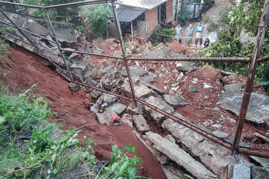 Beruntung tidak ada korban jiwa akibat jebolnya turap tersebut, namun beberapa rumah di perumahan yang berada di bawah Nings Residen, di Perumahan Bumi Indah Pesona (BIP) terkena imbasnya. 