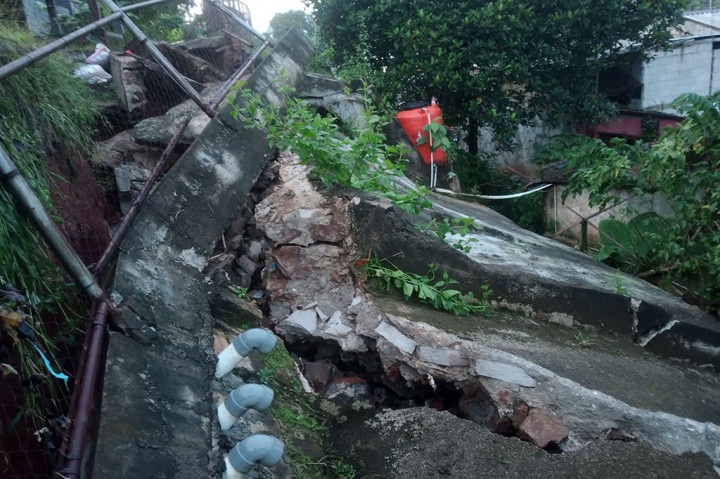 Sementara itu, salah satu pemilik rumah yang terdampak jebolnya turap tersebut, Beno, 50, menyatakan bahwa peristiwa tersebut terjadi sekitar pukul 15.00 WIB, saat dirinya tiba di rumah usai mengajar.
