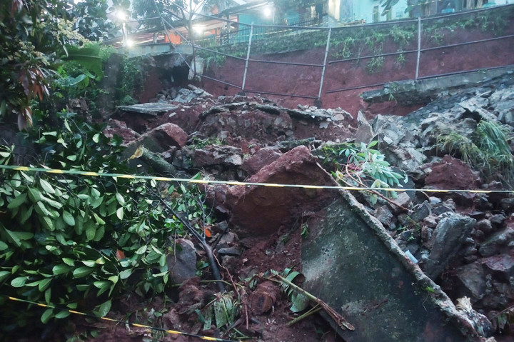 Beno berharap agar pihak berwenang segera memperbaiki dan memperkuat turap tersebut, karena ini merupakan kejadian yang kedua kalinya.