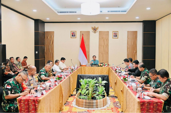 Presiden Joko Widodo menekankan kepada seluruh jajaran TNI dan Polri turut mengawal pembangunan guna meningkatkan kesejahteraan masyarakat di wilayah Papua. Hal itu dikatakan Jokowi saat menggelar rapat terbatas bersama jajaran pengamanan wilayah Provinsi Papua pada Senin, 20 Maret 2023, di Jayapura, Senin, 20 Maret 2023.