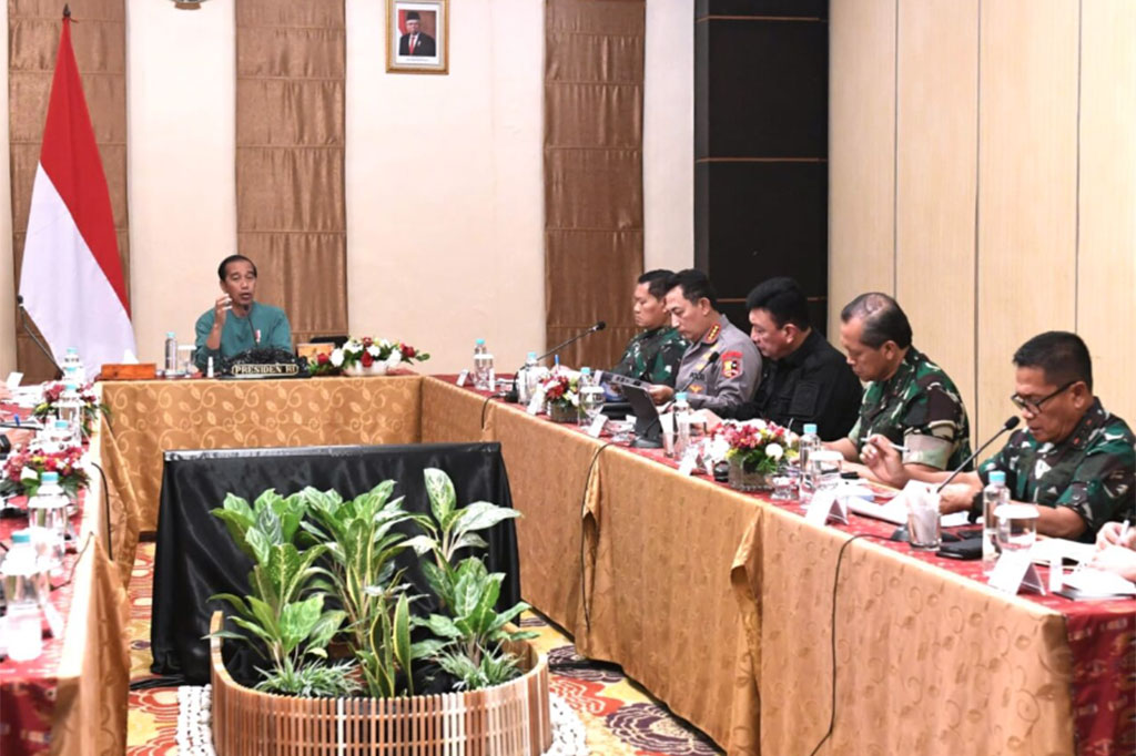 Sementara itu, Panglima TNI Laksamana Yudo Margono dalam kesempatan yang sama menuturkan bahwa TNI akan terus berkolaborasi bersama Polri untuk mewujudkan kesejahteraan masyarakat, salah satunya melalui operasi penegakan hukum. “Pasukan TNI yang berada di Papua ini dalam rangka melaksanakan operasi penegakan hukum membantu Polri,” tutur Panglima TNI.