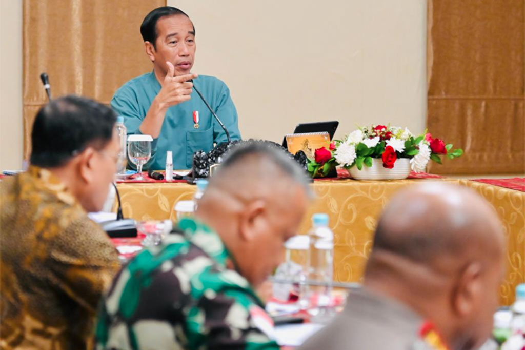 Selain itu, Panglima TNI menyampaikan bahwa pihaknya mendorong pelaksanaan operasi pasukan pengamanan masyarakat (Pam) baik di perbatasan darat maupun laut yang berada di wilayah Papua. “Selain Pam perbatasan darat, perbatasan laut juga mengadakan operasi mem-backup Polri dalam rangka penegakan hukum,” jelasnya.
