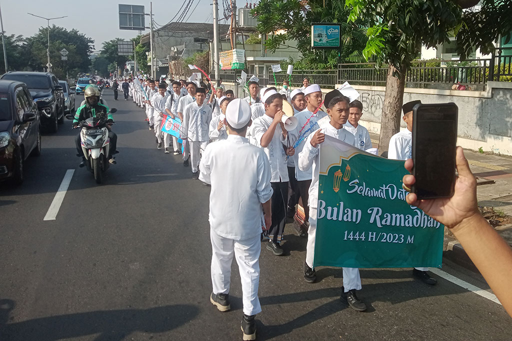 Untuk menyambut datangnya bulan suci Ramadan 1444 Hijriah, ribuan siswa SMP Negeri 189 Jakarta menggelar pawai di Jalan Panjang, Kebon Jeruk, Jakarta Barat, Selasa, 21 Maret 2023.
