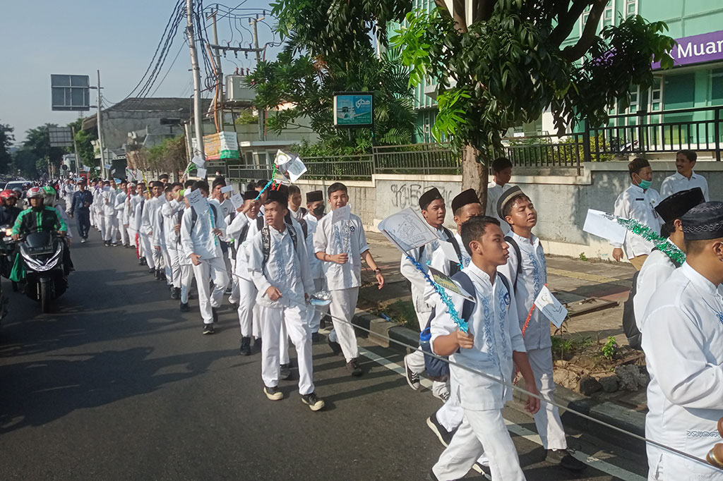 Dengan pengawalan para guru, ribuan siswa berjalan menyusuri Jalan Panjang, Kebon Jeruk dengan tertib. 