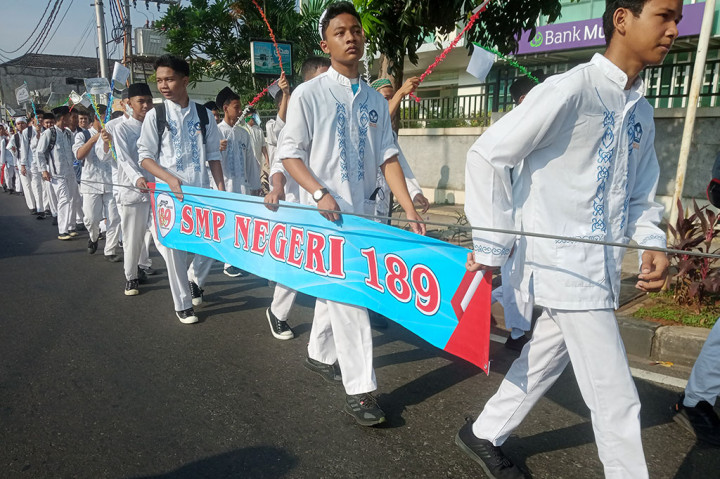 Sembari melantunkan lagu-lagu Islami, para siswa pengibarkan poster yang bertuliskan 'Selamat Datang Ramadhan 1444 H', 'Marhaban ya Ramadhan', dan 'Asmaul Husna'.