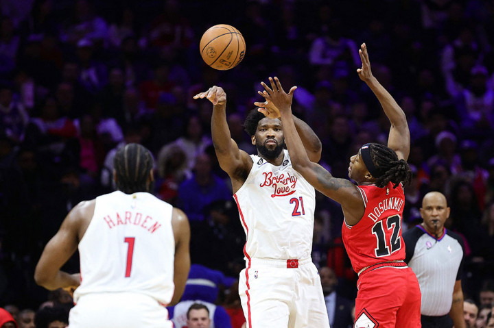 Sementara bintang Philadelphia 76ers Joel Embiid yang mencatat double-double 37 poin dan 16 rebound, tetap tidak bisa membantu timnya untuk mendapatkan kemenangan kesembilan secara beruntun. Embiid harus dikeluarkan dari lapangan lantaran melakukan enam kali pelanggaran (foul out) di sisa 3 menit 54 detik pada overtime kedua.