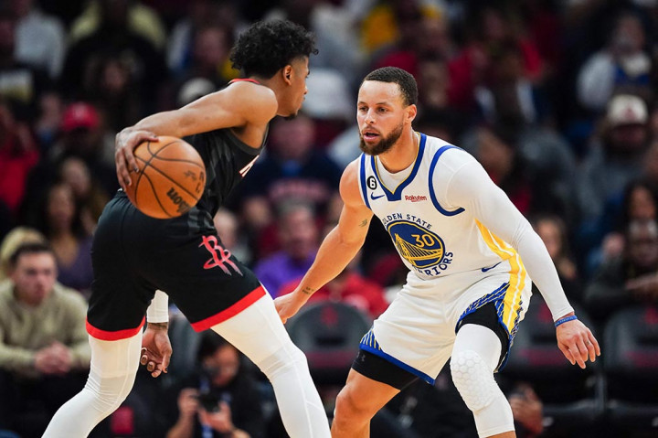 Stephen Curry yang sudah berusia 35 tahun mencetak 30 poin, 7 rebound, dan 5 assist. Klay Thompson menambahkan dengan 29 poin, 7 rebound, dan 1 assist.
