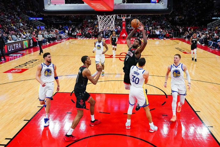 Point guard Golden State Warriors Stephen Curry mencetak 30 poin dan membawa timnya menghapus rentetan 11 kekalahan tandang dengan mengalahkan Houston Rockets 121-108 dalam laga NBA yang digelar di Toyota Center, Texas, Selasa, 21 Maret 2023 WIB.