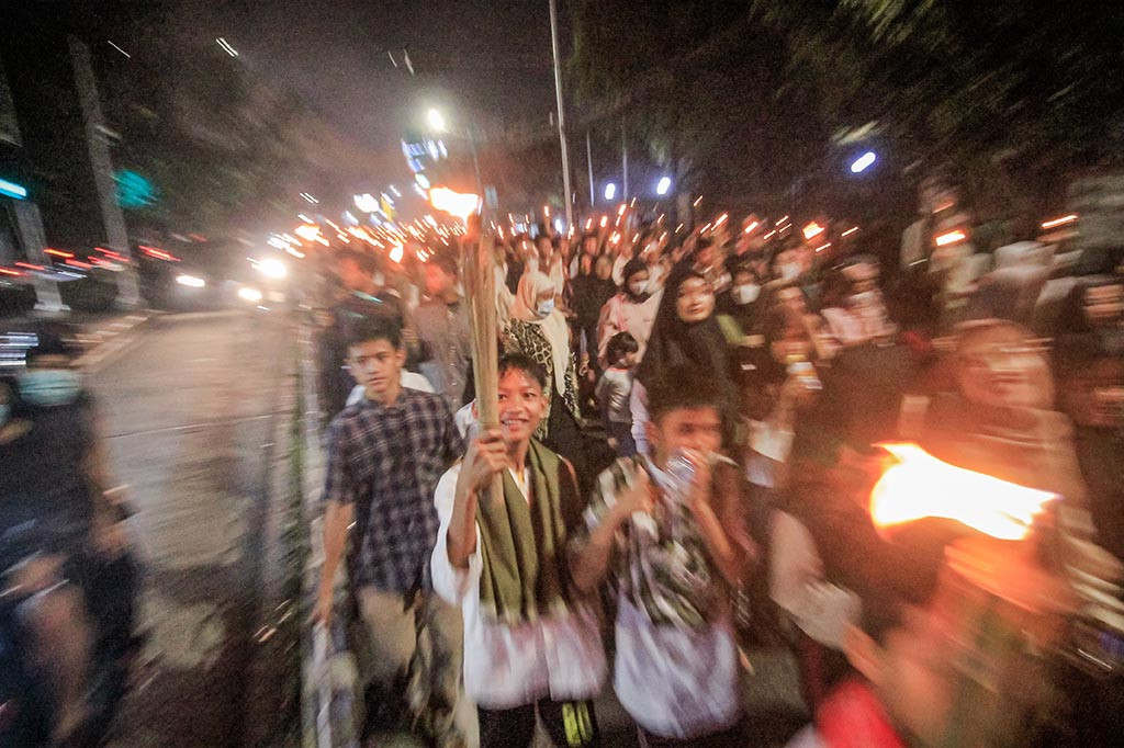 Warga menggelar pawai mulai dari Masjid Jami As Surur kemudian berjalan kaki mengelilingi wilayah Kebon Jeruk. 