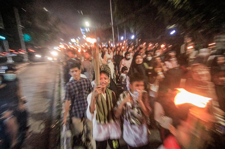 Warga menggelar pawai mulai dari Masjid Jami As Surur kemudian berjalan kaki mengelilingi wilayah Kebon Jeruk. 
