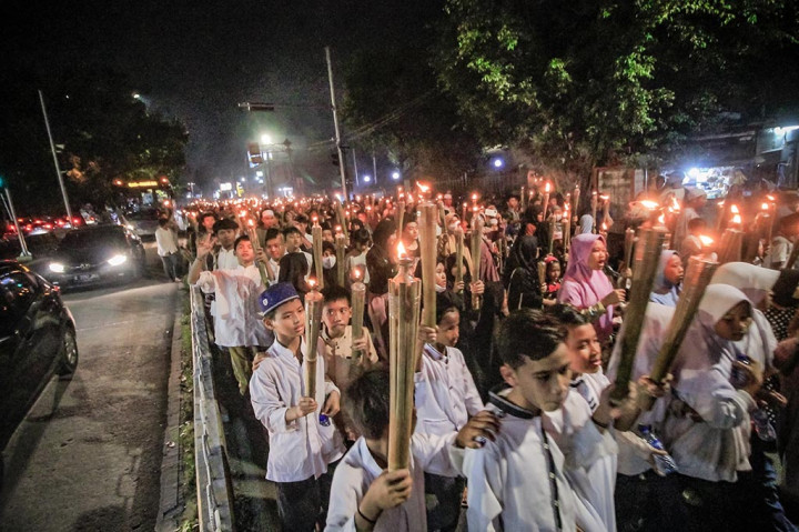 Angga salah satu warga Kebon Jeruk mengungkapkan pawai obor kali ini cukup meriah.