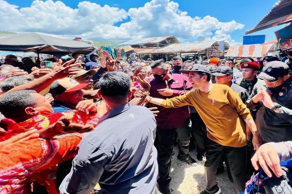 Para pedagang dan masyarakat terlihat antusias menyambut kehadiran Presiden di tempat itu. Beberapa di antara mereka memberikan cenderamata kepada Jokowi. 