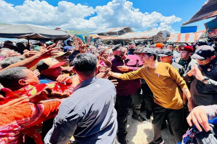Para pedagang dan masyarakat terlihat antusias menyambut kehadiran Presiden di tempat itu. Beberapa di antara mereka memberikan cenderamata kepada Jokowi. 
