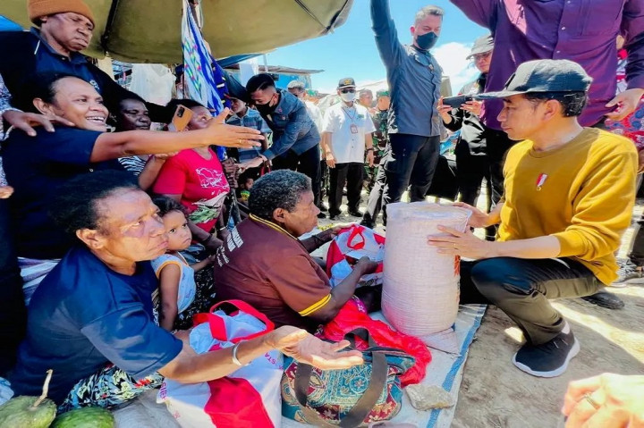Mama Rahel Kawe, salah satu di antara mereka yang mendapatkan bantuan itu, menyatakan berterima kasih dan senang karena akhirnya bisa melihat langsung Presiden Joko Widodo.
