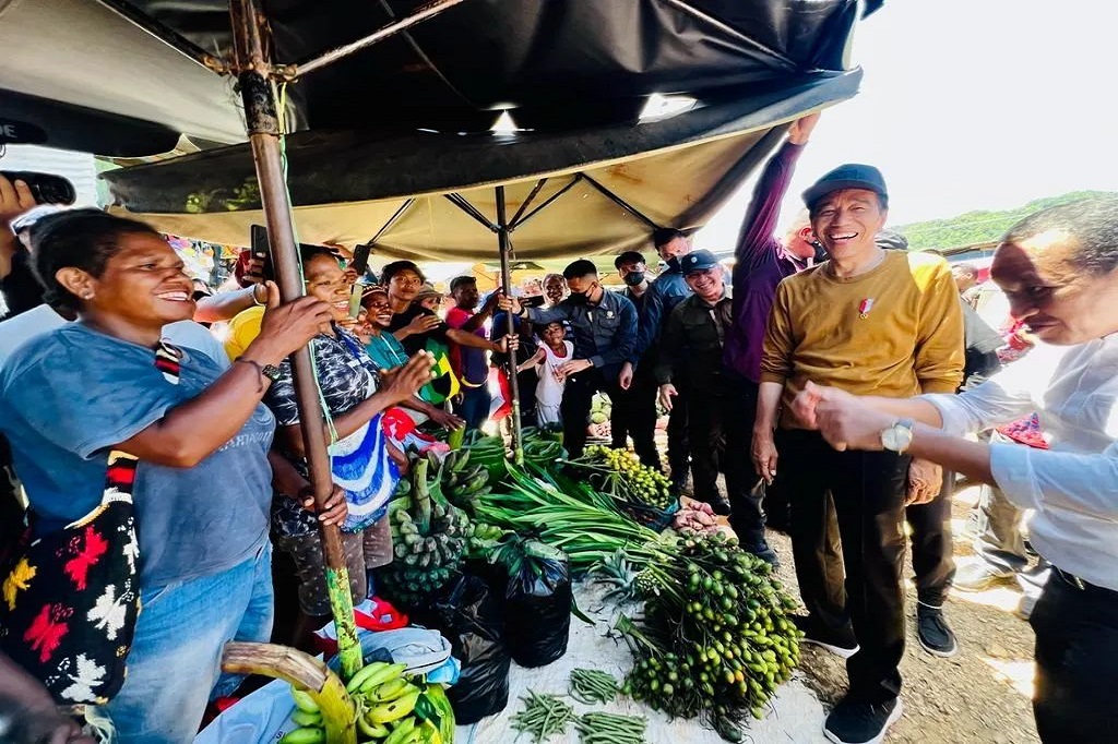 Sejak pukul 09.00 WIT, masyarakat sudah memadati pasar tersebut dengan membawa beberapa cenderamata, seperti kalung dari kerang, tas noken, dan piring gantung. Anak-anak dari SD Negeri Enggros berjajar rapi di pintu masuk Pasar Regional Youtefa dengan memegang bendera Merah Putih untuk menyambut Presiden Jokowi.