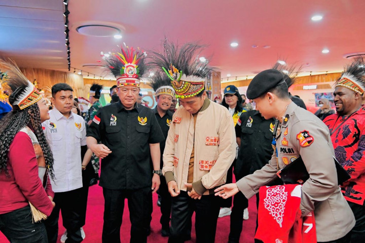 “Kami lihat Bapak Presiden suka sekali memakai gaya yang stylish, jadi kami coba mungkin dengan produk yang kami buat khusus itu, Bapak suka,” cerita Eunika dalam keterangannya.