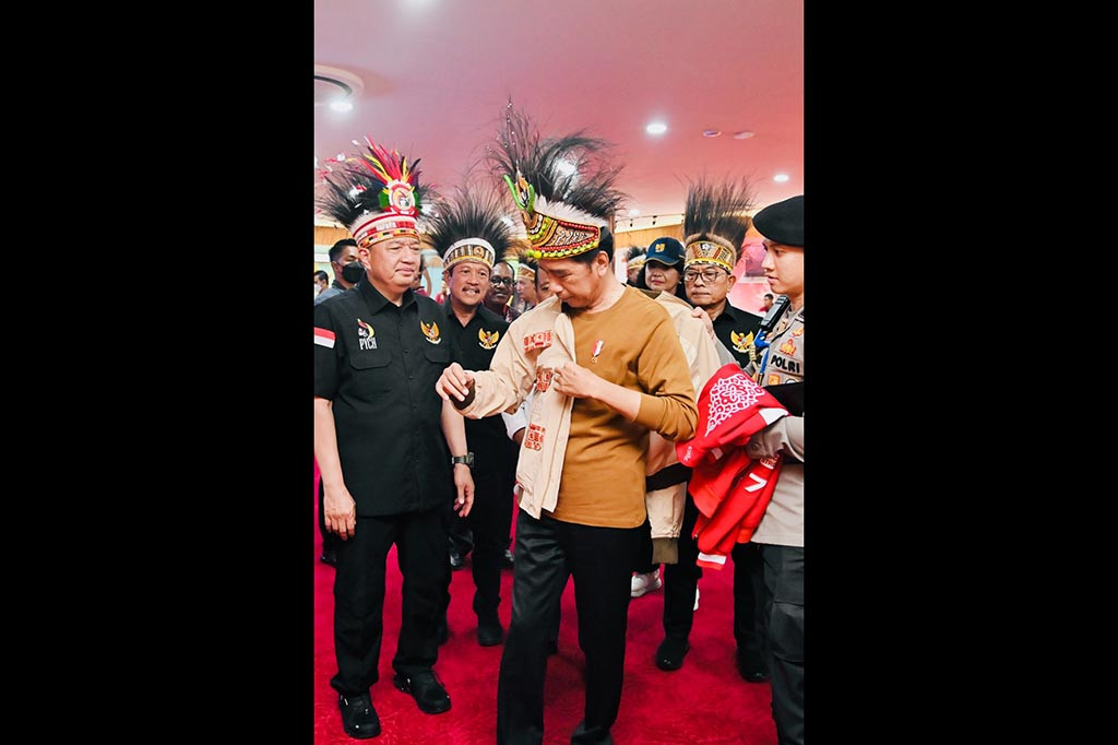 Eunike memberikan jaket hasil rancangannya kepada Presiden berupa bomber jacket berwarna cokelat. Presiden Jokowi pun langsung menerima dan mengenakan jaket hasil karya asli anak bangsa tersebut.