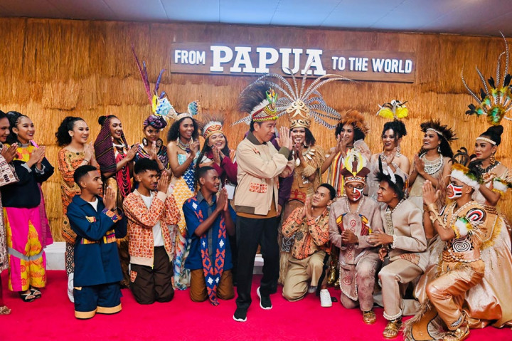 “Kami punya harapan besar bahwa kami juga diberi kesempatan yang sama seperti Jember Fashion Week untuk mengadakan festival tiap tahunnya, karena dari situ kami bisa mengenalkan Papua dari sisi yang berbeda,” tuturnya. 