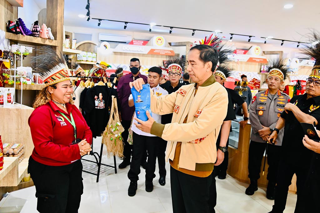 Eunike menjelaskan, jaket tersebut dibuat dengan memadukan motif batik Papua di bagian kantungnya. “Kami memadukan antara batik Papua yang kami buat dengan bahan yang lain,” jelasnya.