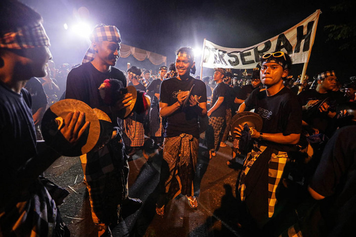 Parade ogoh-ogoh yang diikuti 12 banjar adat dan 1 banjar dinas, dilakukan dengan diarak keliling desa dan dipentaskan.