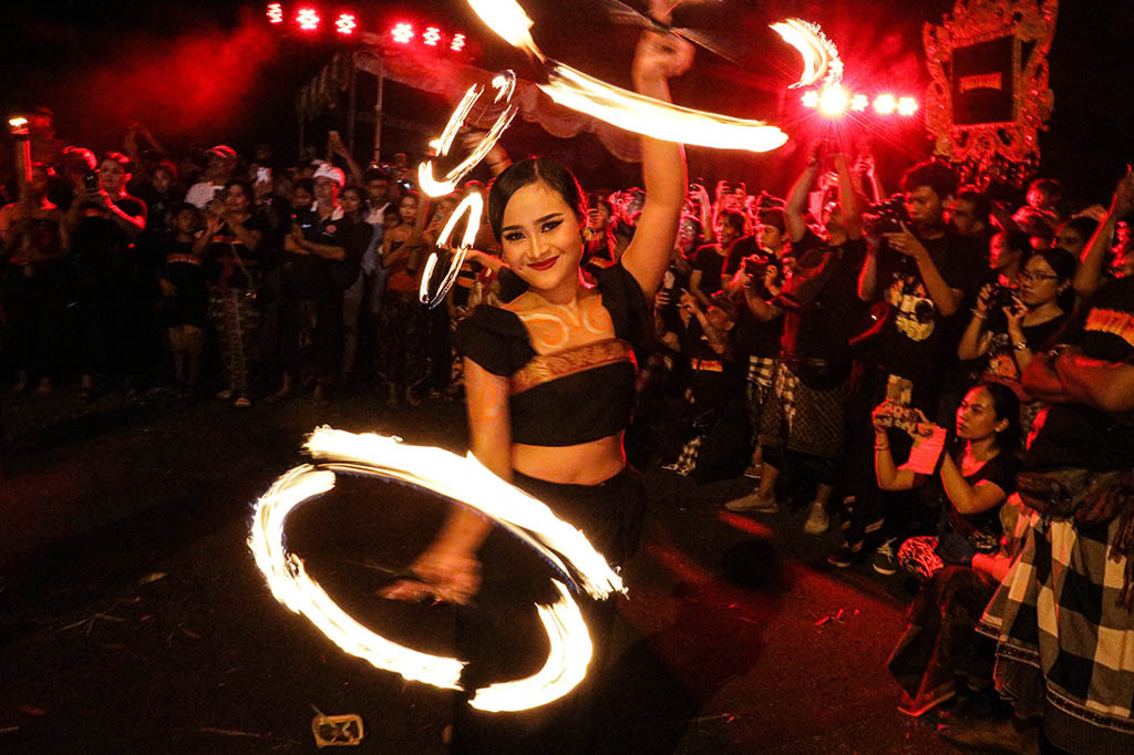 Ogoh-ogoh yang mempunyai cerita masing-masing, mencerminkan sifat negatif manusia, mengandung makna untuk mengekspresikan nilai-nilai religius dan ruang-waktu sakral berdasarkan sastra agama.