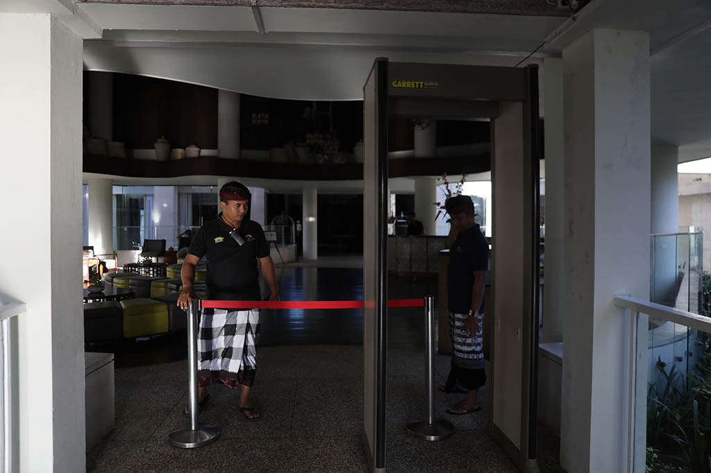 Petugas hotel membantu pecalang atau petugas pengamanan desa adat di Bali berjaga di sekitar hotel untuk mengatur tamu agar tidak keluar hotel saat Hari Raya Nyepi Tahun Baru Saka 1945 di kawasan Jimbaran, Badung, Bali, Rabu, 22 Maret 2023.