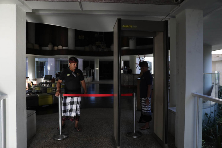 Petugas hotel membantu pecalang atau petugas pengamanan desa adat di Bali berjaga di sekitar hotel untuk mengatur tamu agar tidak keluar hotel saat Hari Raya Nyepi Tahun Baru Saka 1945 di kawasan Jimbaran, Badung, Bali, Rabu, 22 Maret 2023.