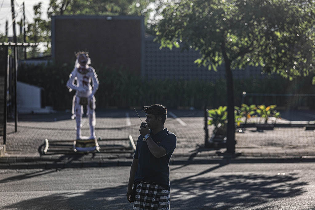 Petugas hotel membantu pecalang atau petugas pengamanan desa adat di Bali berjaga di sekitar hotel untuk mengatur tamu agar tidak keluar hotel saat Hari Raya Nyepi Tahun Baru Saka 1945 di kawasan Jimbaran, Badung, Bali, Rabu, 22 Maret 2023.