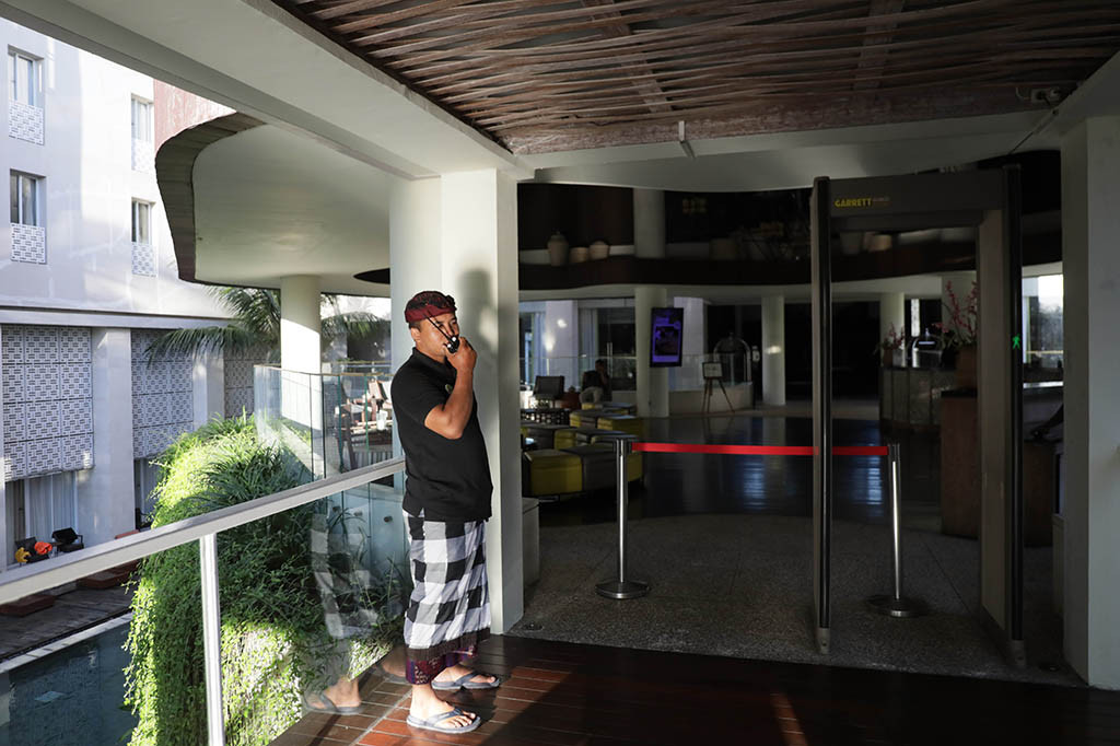 Petugas hotel membantu pecalang atau petugas pengamanan desa adat di Bali berjaga di sekitar hotel untuk mengatur tamu agar tidak keluar hotel saat Hari Raya Nyepi Tahun Baru Saka 1945 di kawasan Jimbaran, Badung, Bali, Rabu, 22 Maret 2023.