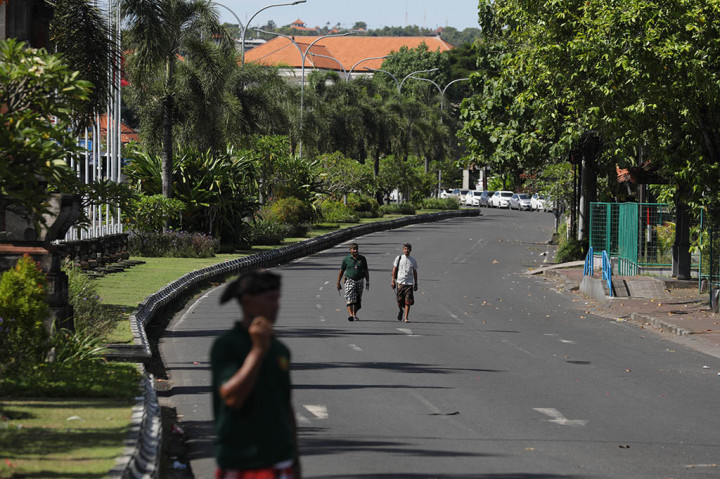 Selama Hari Raya Nyepi, umat Hindu melaksanakan Catur Brata Penyepian, yaitu tidak menggunakan api termasuk lampu penerangan (amati geni), tidak bepergian (amati lelungan), tidak menikmati hiburan (amati lelanguan), dan tidak bekerja (amati karya).