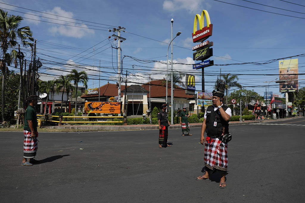 Pecalang atau petugas pengamanan desa adat Jimbaran, Bali bersama Linmas berpatroli untuk memastikan tidak ada warga dan wisatawan yang melakukan aktifitas saat Hari Raya Nyepi Tahun Baru Saka 1945 di kawsan wisata Pantai Muaya, Jimbaran, Badung, Bali, Rabu, 22 Maret 2023.