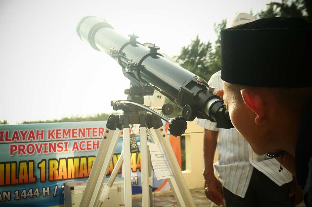 Kantor Wilayah Kementerian Agama (Kemenag) Provinsi Aceh menyiapkan lima teleskop untuk melakukan pengamatan rukyatul hilal 1 Ramadan 1444 Hijriah di Observatorium Tgk Chiek Kuta Karang-Lhoknga, Kabupaten Aceh Besar, Aceh.