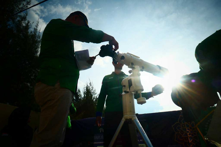 Sementara itu, Badan Meteorologi, Klimatologi, dan Geofisika (BMKG) juga membantu satu set teropong astronomi untuk membantu pemantauan hilal awal Ramadan 1444 Hijriah di Observatorium Tgk Chiek Kuta Karang-Lhoknga, Kabupaten Aceh Besar, Provinsi Aceh. 
